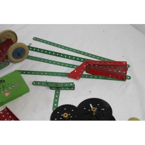 581 - QUANTITY OF VINTAGE MECCANO