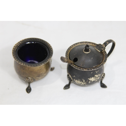 1042 - SILVER MUSTARD POT WITH LINER AND SPOON AND SALT - 113G - BIRMINGHAM 1947 - ERNEST HARWOOD
