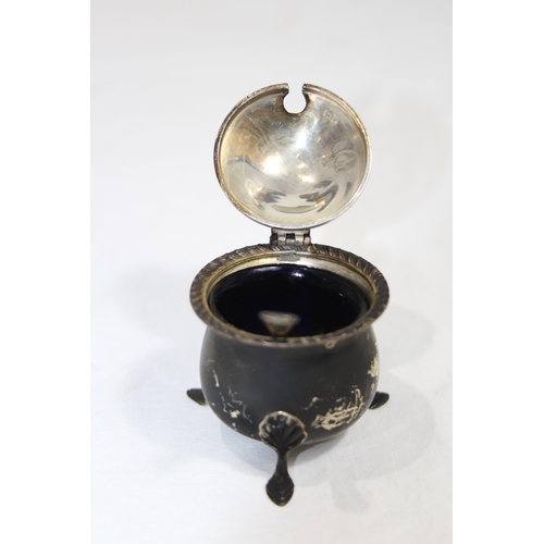 1042 - SILVER MUSTARD POT WITH LINER AND SPOON AND SALT - 113G - BIRMINGHAM 1947 - ERNEST HARWOOD