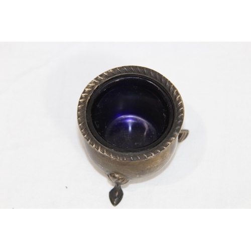 1042 - SILVER MUSTARD POT WITH LINER AND SPOON AND SALT - 113G - BIRMINGHAM 1947 - ERNEST HARWOOD