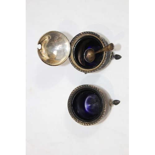 1042 - SILVER MUSTARD POT WITH LINER AND SPOON AND SALT - 113G - BIRMINGHAM 1947 - ERNEST HARWOOD