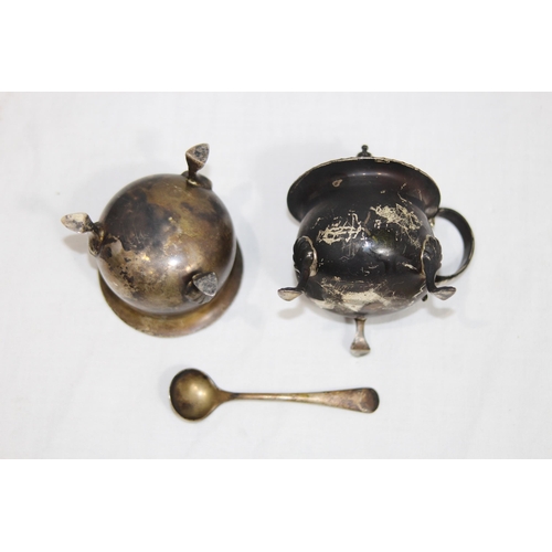 1042 - SILVER MUSTARD POT WITH LINER AND SPOON AND SALT - 113G - BIRMINGHAM 1947 - ERNEST HARWOOD