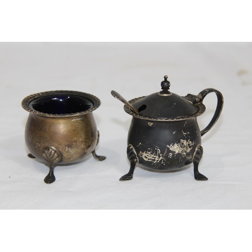 1042 - SILVER MUSTARD POT WITH LINER AND SPOON AND SALT - 113G - BIRMINGHAM 1947 - ERNEST HARWOOD