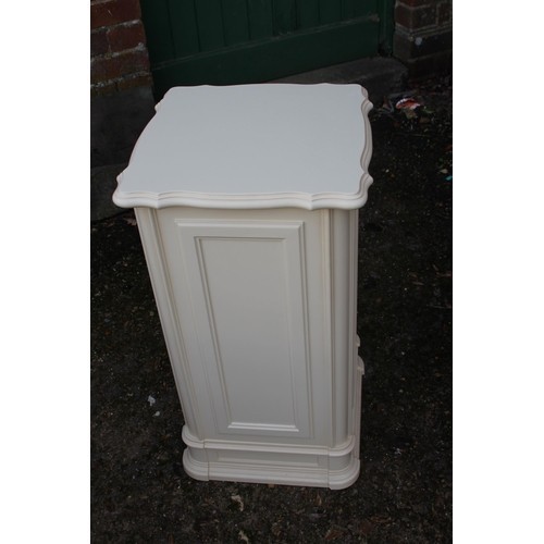 40 - SIX PIECES OF WHITE HARD-GLOSS FURNITURE
35 X 35 X 70CM