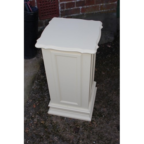 40 - SIX PIECES OF WHITE HARD-GLOSS FURNITURE
35 X 35 X 70CM