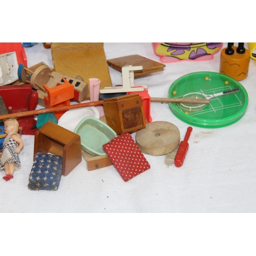 579 - QUANTITY OF MISCELLANEOUS TOYS