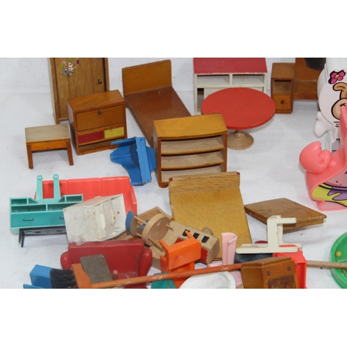 579 - QUANTITY OF MISCELLANEOUS TOYS