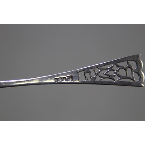 1057 - 3 x SILVER SPOONS WITH THISTLE FINIAL - 11G - BIRMINGHAM 1993 - W.JOHNSON AND SON, 11.5G - SHEFFIELD... 
