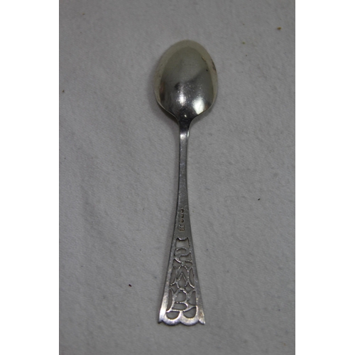 1057 - 3 x SILVER SPOONS WITH THISTLE FINIAL - 11G - BIRMINGHAM 1993 - W.JOHNSON AND SON, 11.5G - SHEFFIELD... 