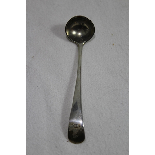1057 - 3 x SILVER SPOONS WITH THISTLE FINIAL - 11G - BIRMINGHAM 1993 - W.JOHNSON AND SON, 11.5G - SHEFFIELD... 