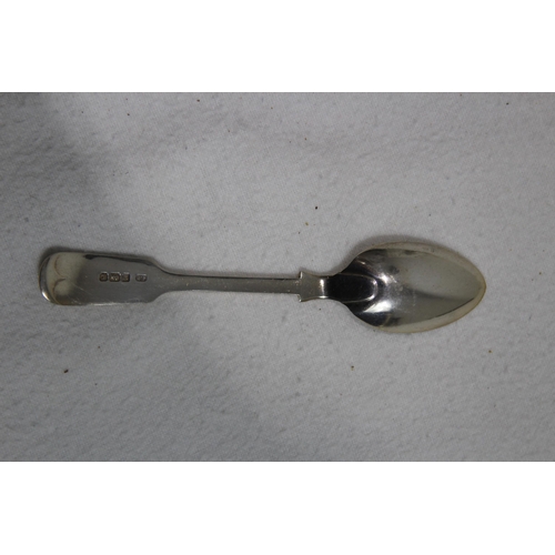 1063 - 2 X SILVER TEASPOONS - 15.5G - SHEFFIELD 1909 - JOHN HOLMES AND 16.5G - LONDON 1830