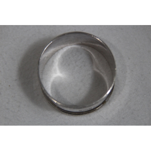1066 - 2 X SILVER NAPKIN RINGS - 10G - BIRMINGHAM 1919 - ROBERT PRINGLE AND 21G - BIRMINGHAM 1965 - LANSON ... 