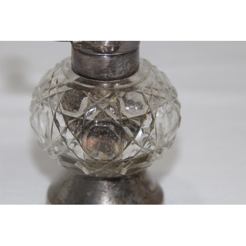 1069 - SILVER AND GLASS PEPPER MILL - SHEFFIELD 1907 - MAPPIN AND WEBB