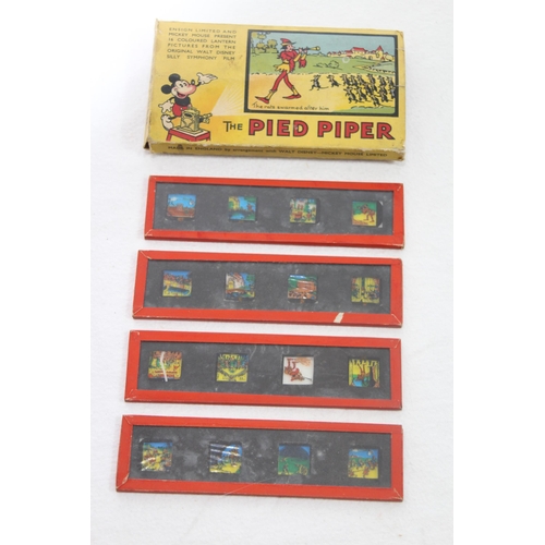552 - VINTAGE COLOURED LANTERN GLASS PICTURES THE PIED PIPER