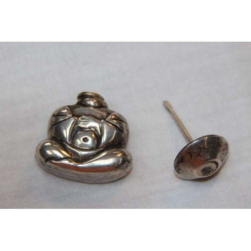 1131 - NOVELTY SILVER PERFUME BOTTLE WITH INTEGRAL DAPPER IN THE FORM OF A CHINESE BUDDA - 14G