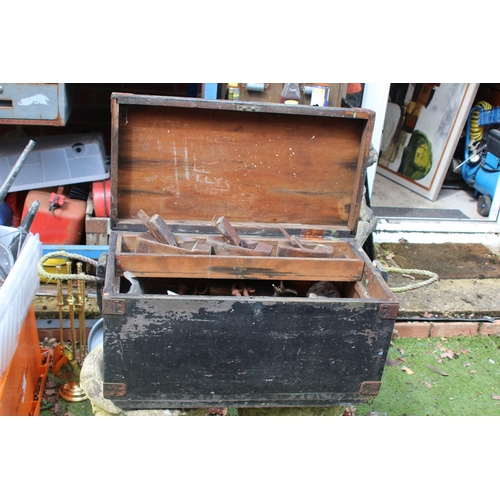 558 - VINTAGE  TOOL BOX AND CONTENTS
