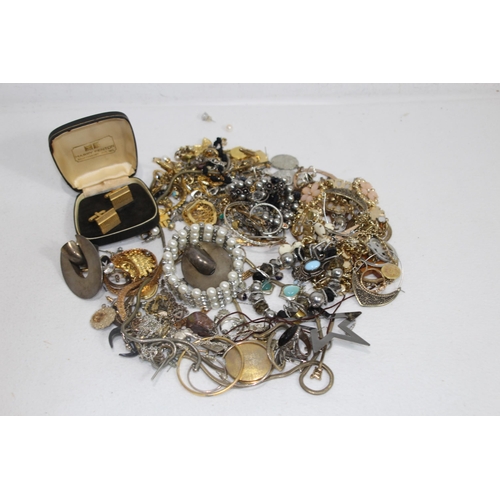 551 - QUANTITY OF COSTUME JEWELLERY