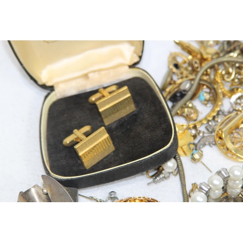 551 - QUANTITY OF COSTUME JEWELLERY