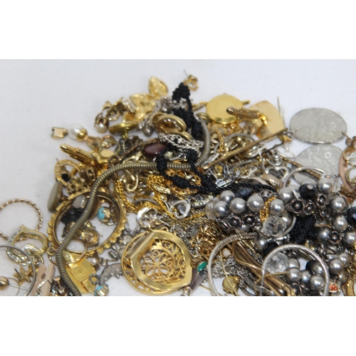 551 - QUANTITY OF COSTUME JEWELLERY