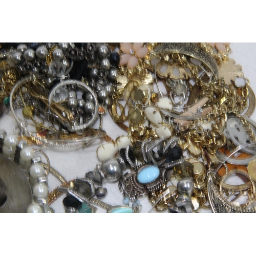551 - QUANTITY OF COSTUME JEWELLERY