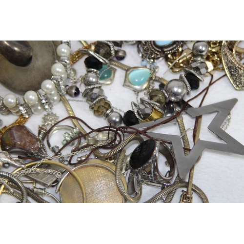 551 - QUANTITY OF COSTUME JEWELLERY