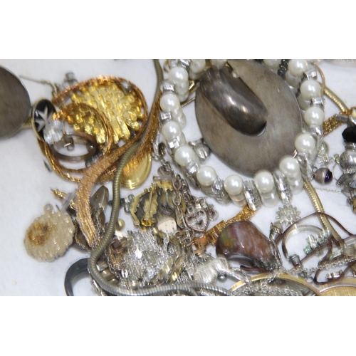 551 - QUANTITY OF COSTUME JEWELLERY