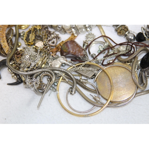 551 - QUANTITY OF COSTUME JEWELLERY