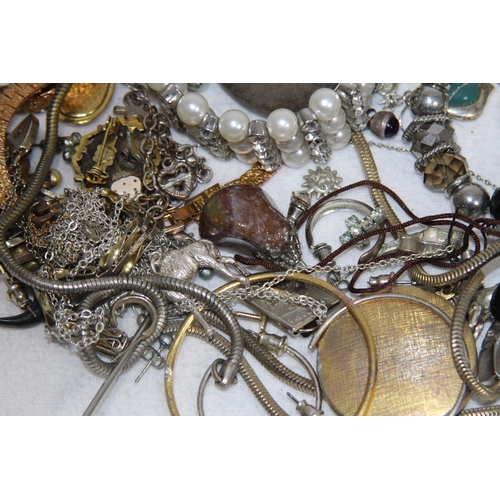 551 - QUANTITY OF COSTUME JEWELLERY