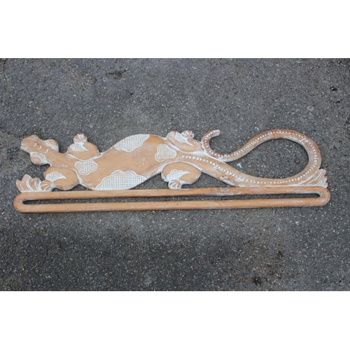 565 - WOODEN PROFILE OF A LIZARD AND WALL CANDLE MIRROR