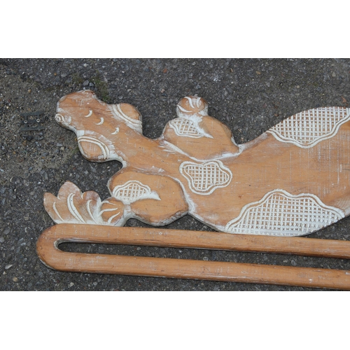 565 - WOODEN PROFILE OF A LIZARD AND WALL CANDLE MIRROR