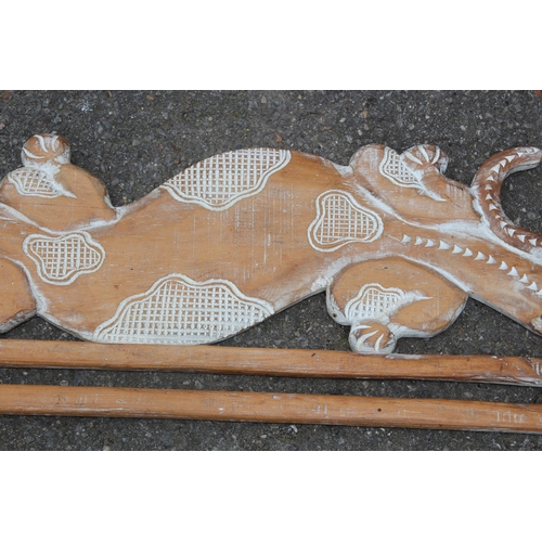 565 - WOODEN PROFILE OF A LIZARD AND WALL CANDLE MIRROR