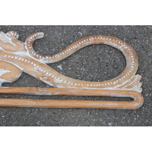 565 - WOODEN PROFILE OF A LIZARD AND WALL CANDLE MIRROR