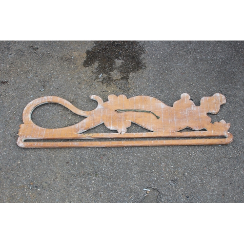 565 - WOODEN PROFILE OF A LIZARD AND WALL CANDLE MIRROR