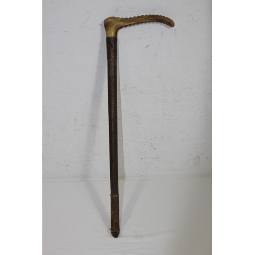 567 - QUANTITY OF VINTAGE RIDING CROPS ETC