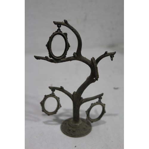 569 - QUANTITY OF METALWARE ETC