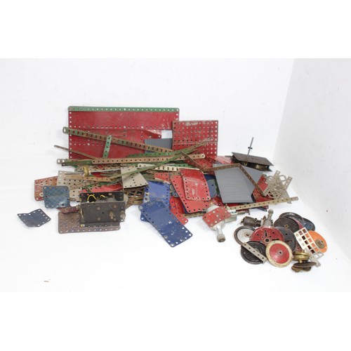 570 - QUANTITY OF VINTAGE MECCANO
