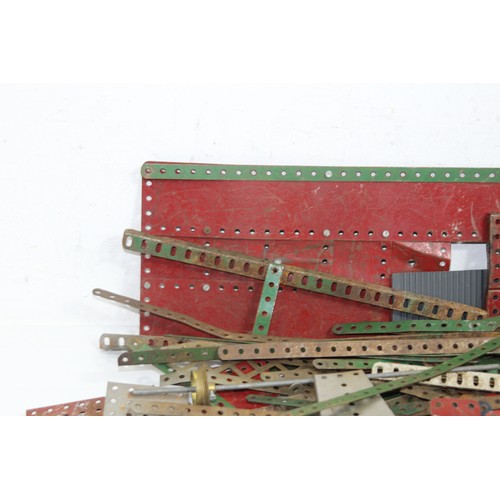 570 - QUANTITY OF VINTAGE MECCANO
