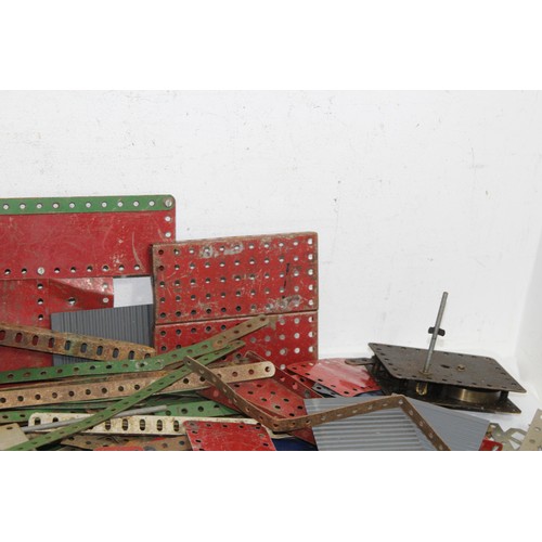 570 - QUANTITY OF VINTAGE MECCANO
