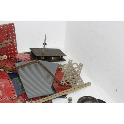 570 - QUANTITY OF VINTAGE MECCANO
