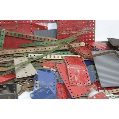 570 - QUANTITY OF VINTAGE MECCANO