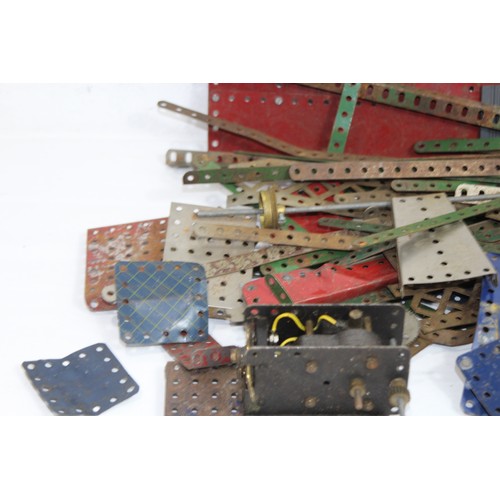 570 - QUANTITY OF VINTAGE MECCANO