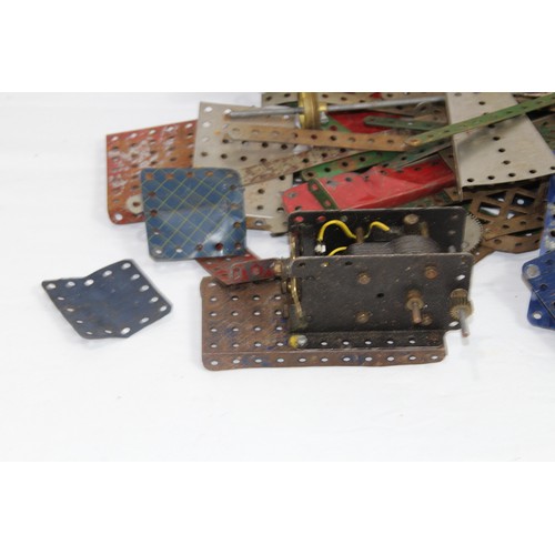 570 - QUANTITY OF VINTAGE MECCANO