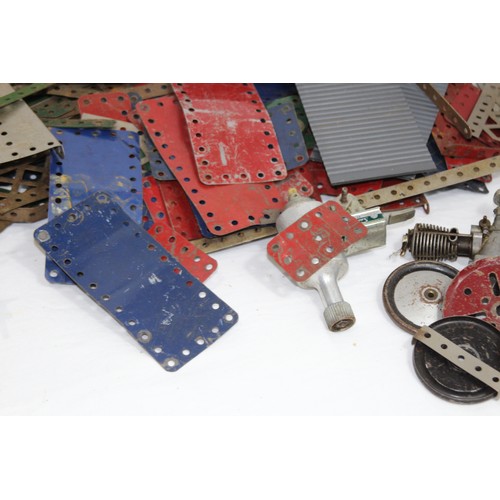 570 - QUANTITY OF VINTAGE MECCANO
