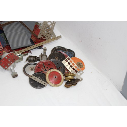 570 - QUANTITY OF VINTAGE MECCANO