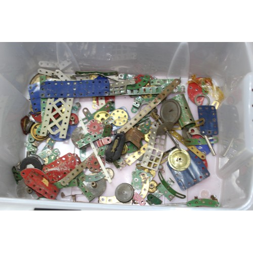 570 - QUANTITY OF VINTAGE MECCANO