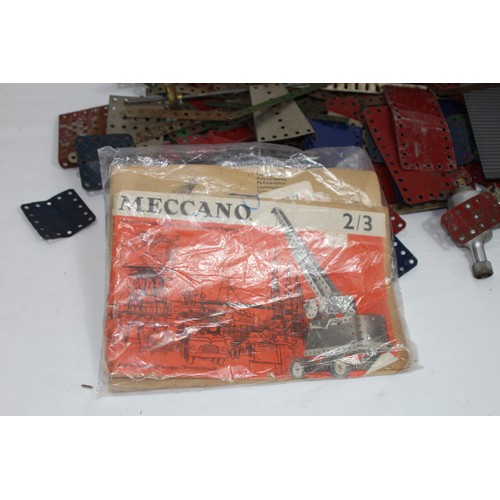 570 - QUANTITY OF VINTAGE MECCANO