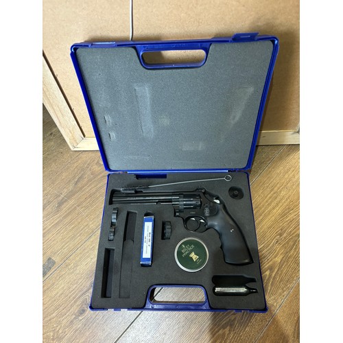 767 - SMITH AND WESTON CO2 POWERED 1.77 PELLET PISTOL