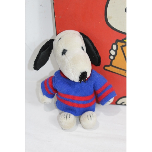 607 - VINTAGE SNOOPY PICTURE ANS CUDDLY SNOOPY BEARS
67 X 48CM