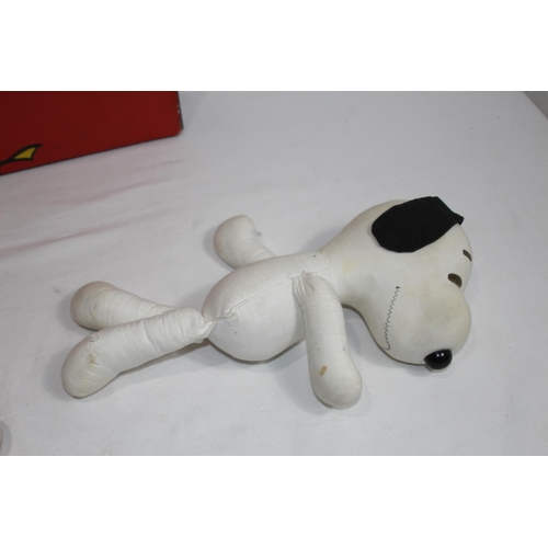 607 - VINTAGE SNOOPY PICTURE ANS CUDDLY SNOOPY BEARS
67 X 48CM