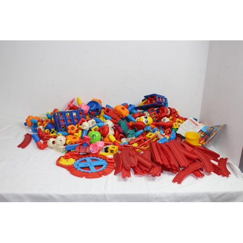 605 - QUANTITY OF CHILDREN'S PLASTIC BUILDING BRICKS ETC